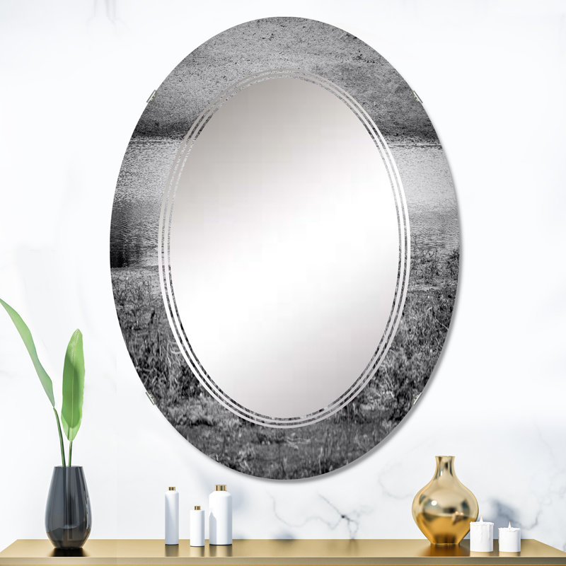 Big Waterbuck mâle debout près de l'eau - miroir mural traditionnel ovale, 36 po x 24 po