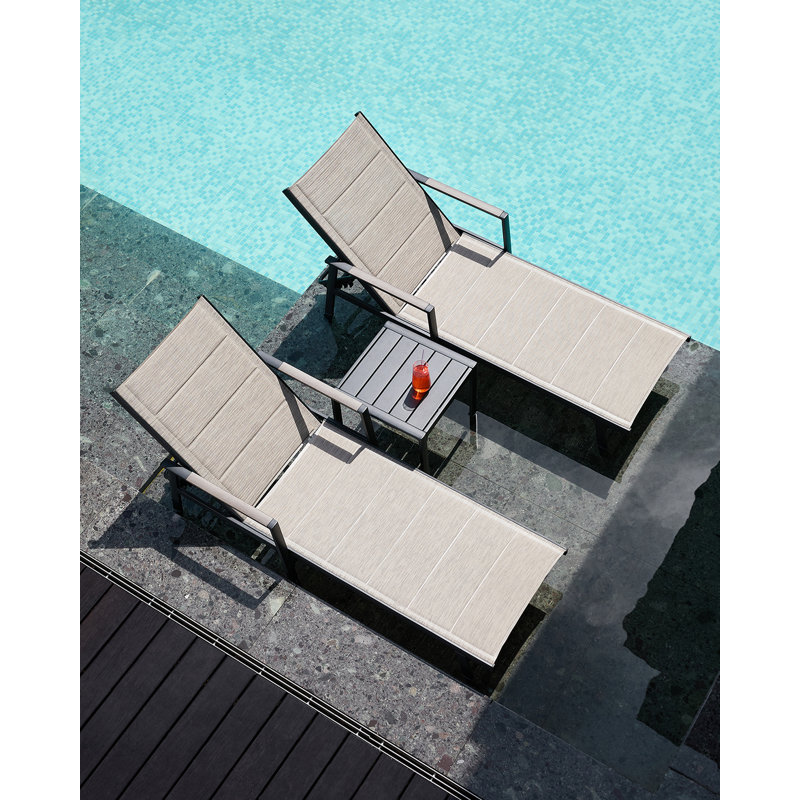 Ensemble de 3 chaises longues d'extérieur en aluminium avec 2 chaises longues de piscine et une table d'appoint, coussins épais et dossier réglable en 6 positions pour terrasse, patio, jardin et bord de piscine.