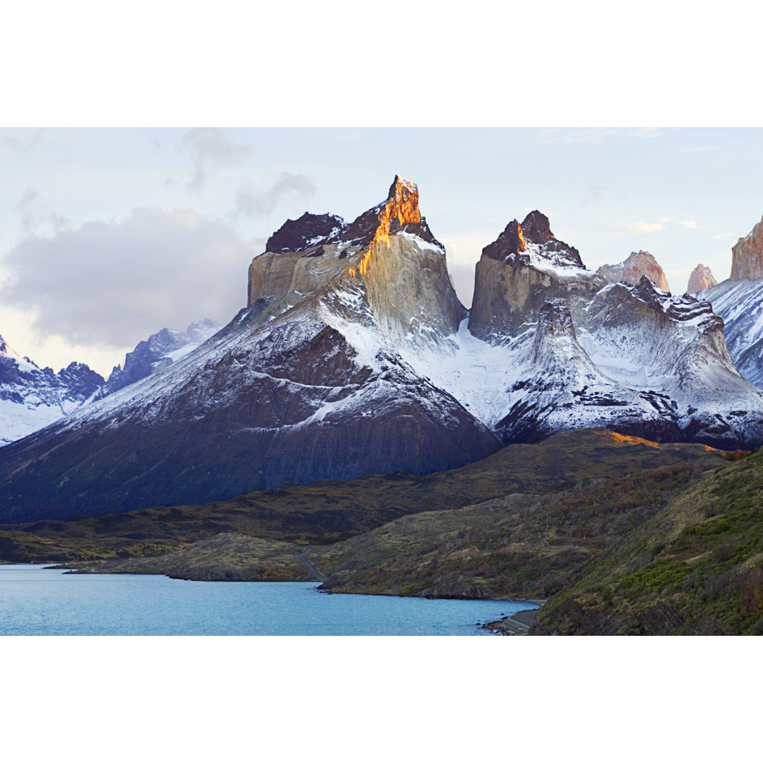 Horns Of Paine von Dmathies - Kunstdrucke auf Leinwand