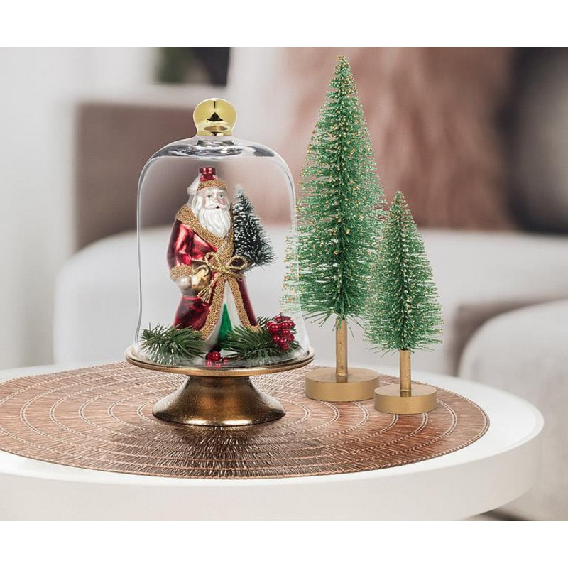 Père Noël tenant un ornement d'arbre