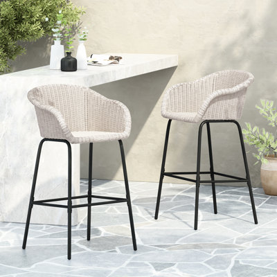 De 2 extérieurs en faux gris, conception tout-en-un avec structure intégrée, tissage de style panier tressé, siège de 29,50 po pour les espaces bar, structure en fer noir et repose-pieds de 12,50 lb, limite de poids de 400 lb