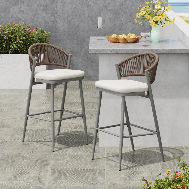 Tabourets de bar d'extérieur à structure en métal de hauteur d'assise 30,25 po avec dossier en forme de feston en rotin PE, ensemble de 2, gris mat