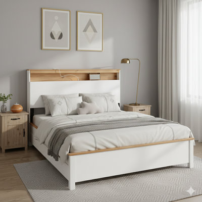 Grand lit avec une station de charge. Une base de lit entièrement en bois avec un style campagnard rustique, comprenant une tête de lit avec rangement et une station de charge intégrée. Simple à installer et à utiliser. Finition blanche classique.