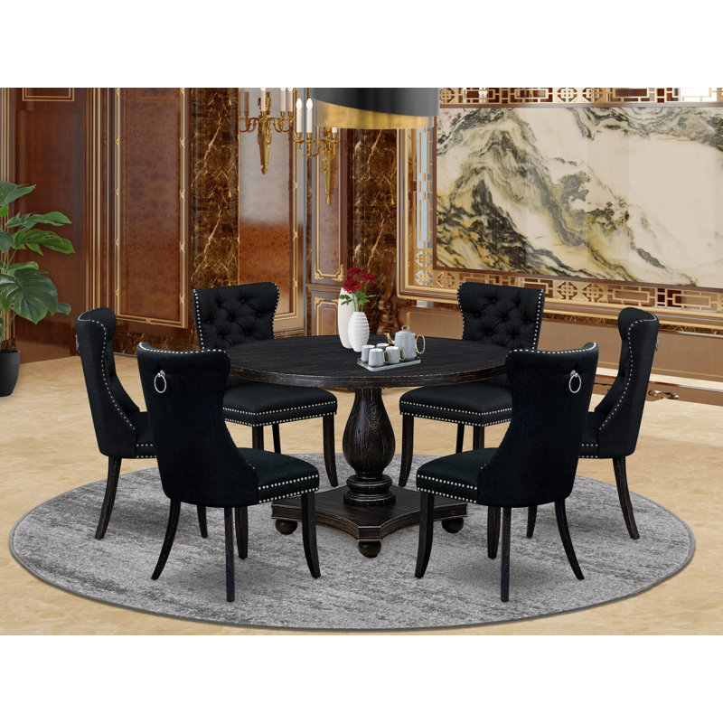 L'ensemble de table de cuisine 7 pièces comprend une table ronde de 48 po avec piédestal et 6 chaises rembourrées en tissu de polyester noir, noir sablé