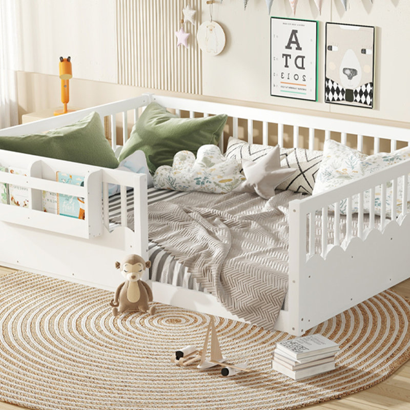 Grand lit au sol avec clôture surélevée et bibliothèque, lit en bois pour enfants., Grand lit, Blanc