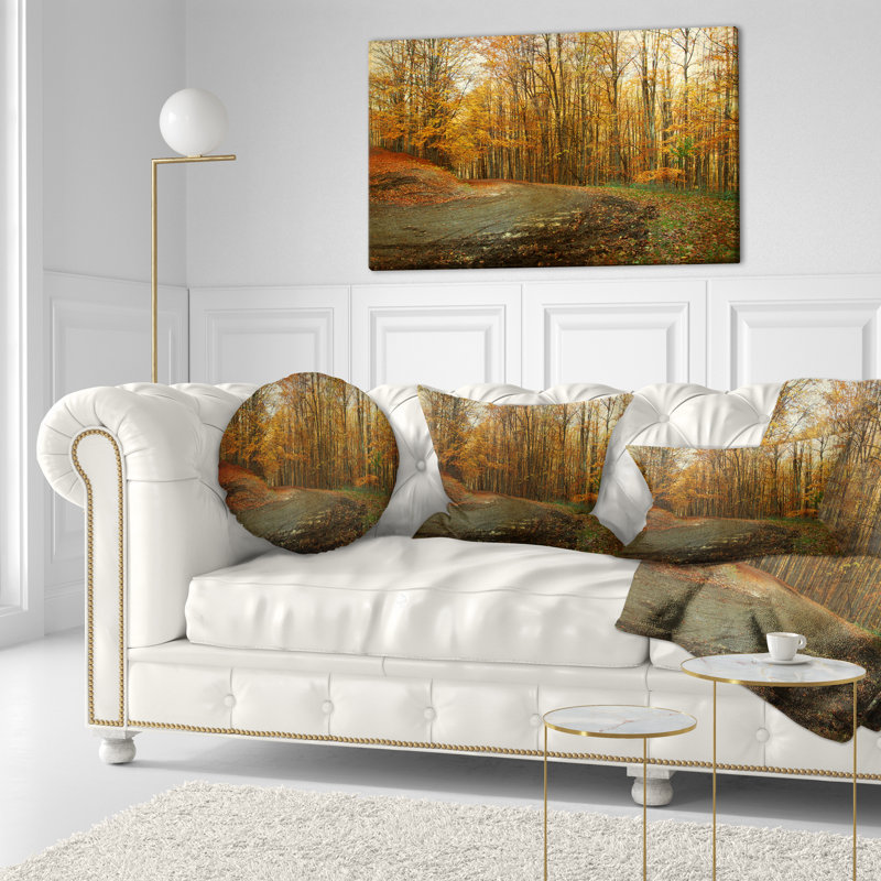Coussin de la forêt incurvée dans un coussin lombaire automne