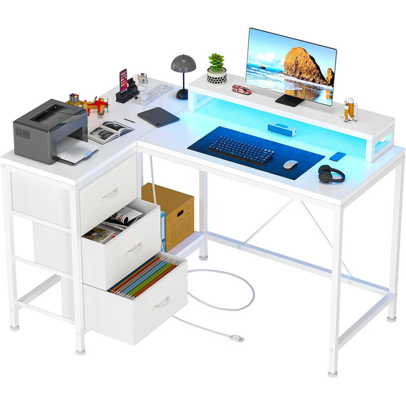 Bureau d'ordinateur en L, structure en bois d'ingénierie et en métal, conception réversible avec prise de courant, 3 tiroirs et support pour écran, utilisation de bureau personnel et de jeux, blanc