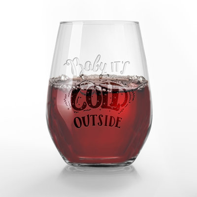 Bébé il fait froid à l'extérieur d'un verre à vin sans pied