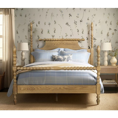 Luxueux grand lit avec poteau tourné et structure latérale en bois naturel de couleur unie