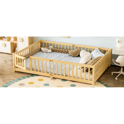Grand lit au sol de couleur naturelle, avec rails et porte, de bas en bas pour un déplacement en toute sécurité, fabriqué en contreplaqué de pin de haute qualité, lattes amovibles