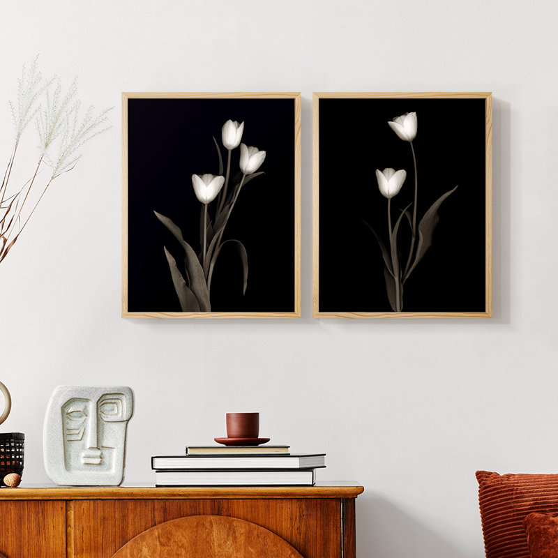 «Tulip Pose I», reproduction encadrée de qualité supérieure - prête à être accrochée - aucun clou requis - aucun clou requis