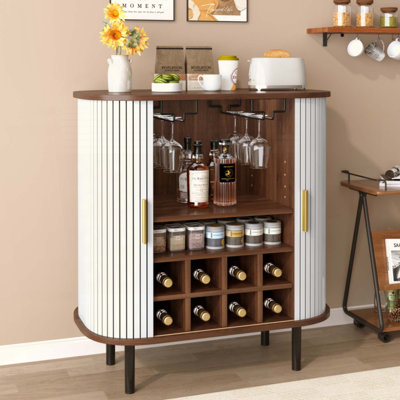 Armoire à vin cannelée avec support à vin à 8 grilles, 5 tablettes réglables à 5 niveaux, 2 porte-verres, portes tambour coulissantes, 4 espaces de rangement cachés sur le côté, station de café moderne
