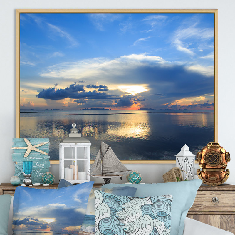 Plage avec lever de soleil sur un ciel dramatique - décoration murale nautique et côtière en toile, H 8 po x l 12 po x P 1 po