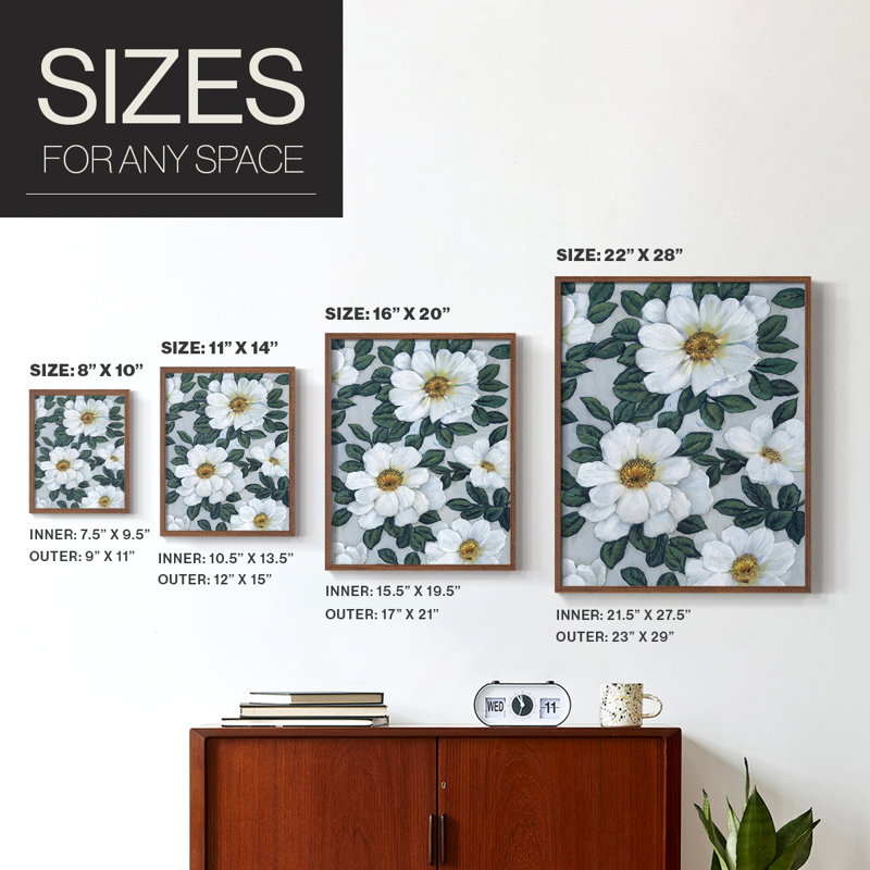 «Bright White Flowers II», reproduction encadrée - bois massif, H 15 po x l 12 po, Noyer