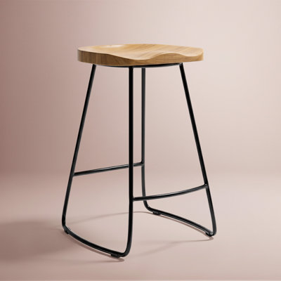 Tabouret de comptoir Mason beige clair avec siège courbé en bois massif et pieds en métal noir