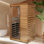 Mini porte en verre rouge à infrarouge lointain à une personne sur la gauche du sauna intérieur 
