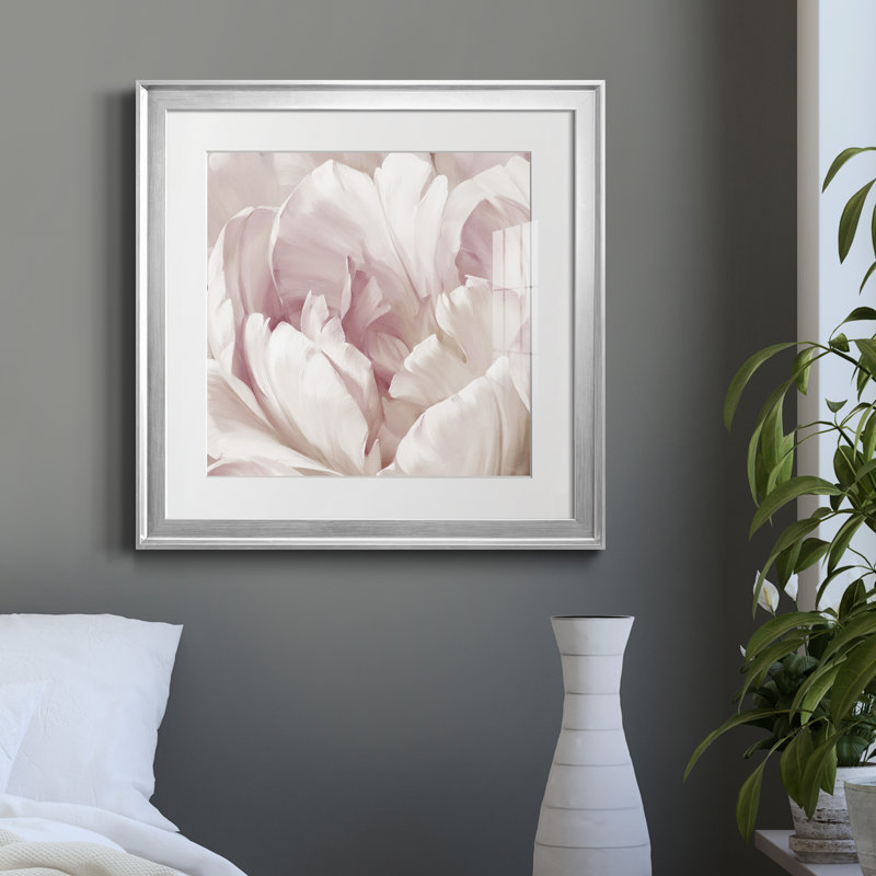 Intime Blush I - cadre photo, reproduction d'art sur papier, Encadrement argenté, H 22,5 po x l 22,5 po x P 1,5 po
