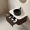 Meuble-lavabo Pasquince, armoire de rangement rayée à bords arrondis avec tiroir, lavabo rond en céramique et plateau en pierre frittée blanc de Carrare, pré-assemblé