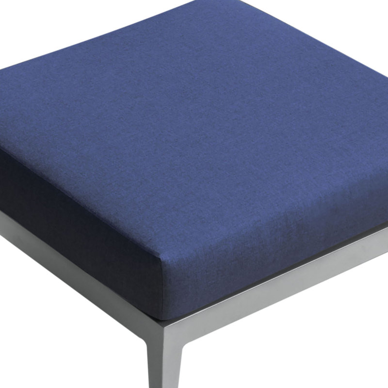Repose-pieds d'extérieur avec coussin Sunbrella Thurgood, Structure grise / coussin bleu marine