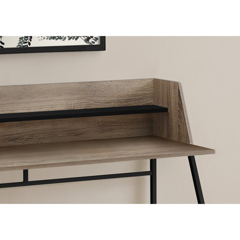 Bureau d'ordinateur de 122 cm (48 po) de long pour bureau à domicile, stratifié brun et métal noir, tablette de rangement incluse, design moderne, accessible.