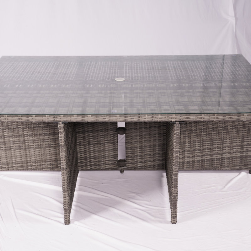 Grande table de salle à manger rectangulaire en osier PE avec trou pour parasol - convient à 6 chaises + 4 repose-pieds, structure en aluminium, plateau en verre