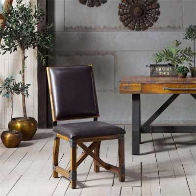 Chaise de salle à manger INK + IVY Lancaster en similicuir avec structure en bois massif et design industriel, parfaite pour les salles à manger modernes.