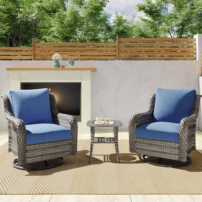 Deux chaises pivotantes et une table d'appoint JB