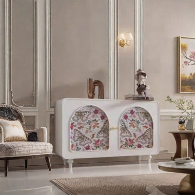 Armoire décorative spacieuse