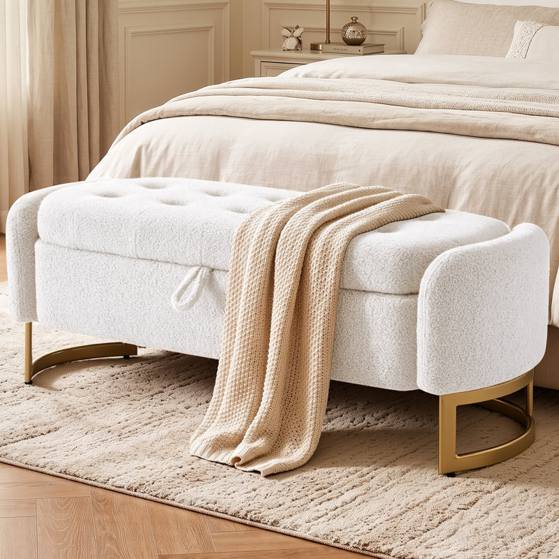 Banc de rangement capitonné Teddy avec pieds en fer courbés, structure en bois massif et plateau relevable à languette.