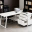 Bureau multifonctionnel blanc en forme de L pour optimiser l'espace. Il comprend 2 petits tiroirs, 1 grand tiroir, des tablettes ouvertes, un plateau en panneaux de particules et des pattes réglables. Parfait pour un bureau à domicile ou un espace de travail.