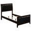 Lit simple moderne en bois avec des accents chics - tête de lit tendance et construction en bois-500642892