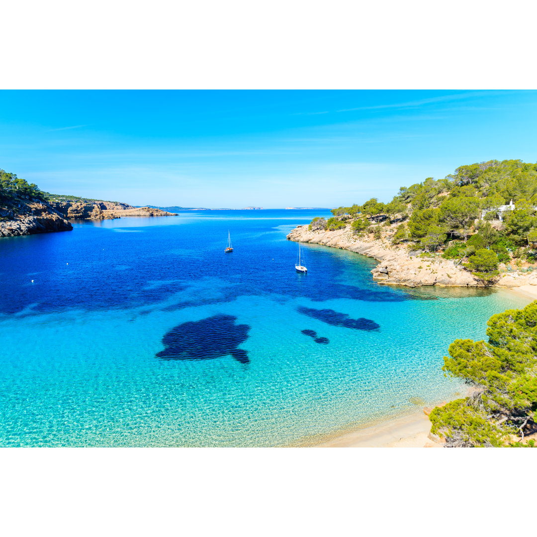 Leinwandbild Blick auf den schönen Strand in der Bucht von Cala Salada, berühmt für sein azurblaues, kristallklares Meer...