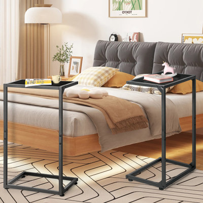 Ensemble de 2 tables d'appoint en forme de C noires avec structure en métal
