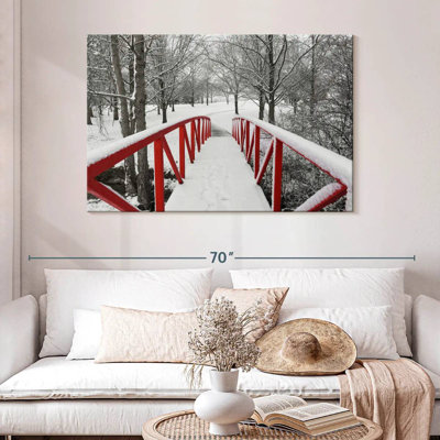 Passerelle rouge enneigée