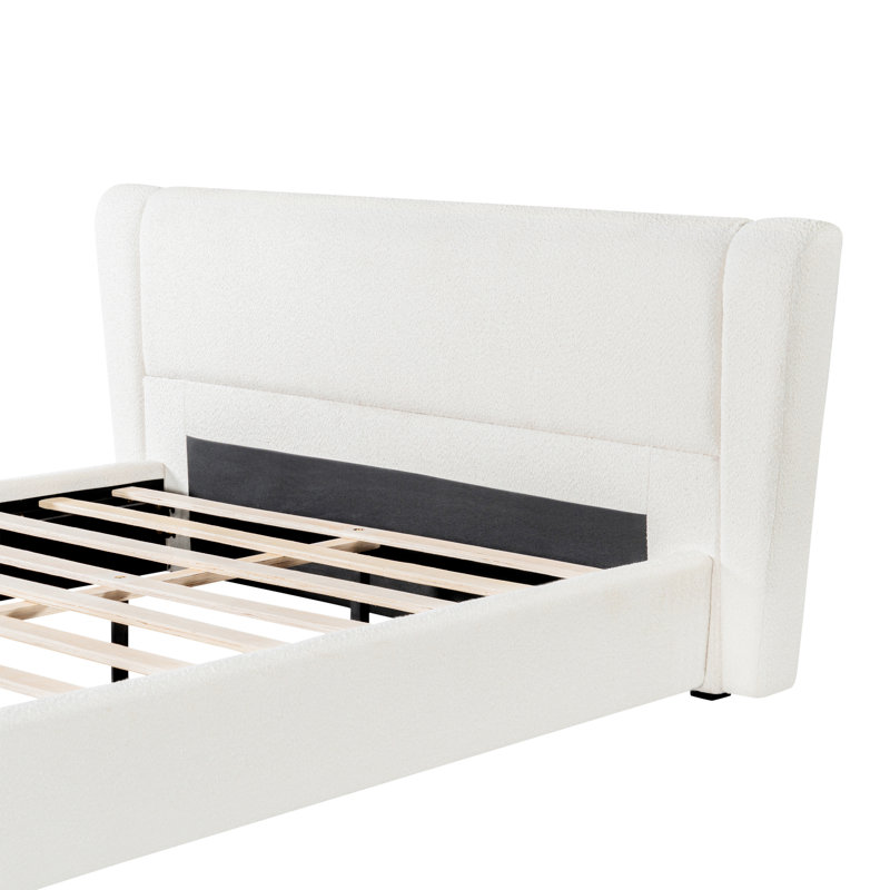 Lit plateforme Quilla moderne à oreilles capitonnées avec tissu bouclé, lattes en bois massif et tête de lit rembourrée - Chambre à coucher à l'ambiance feutrée