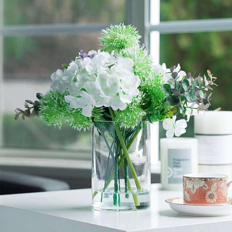 Arrangements floraux mixtes dans un vase