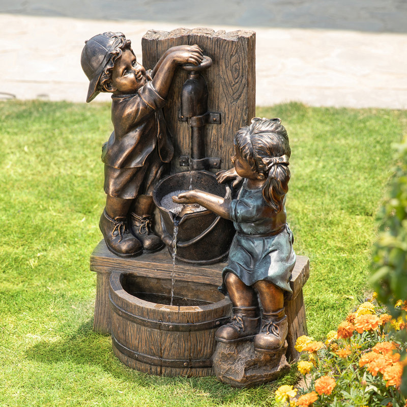 Fontaine garçon et fille en résine Chalfield
