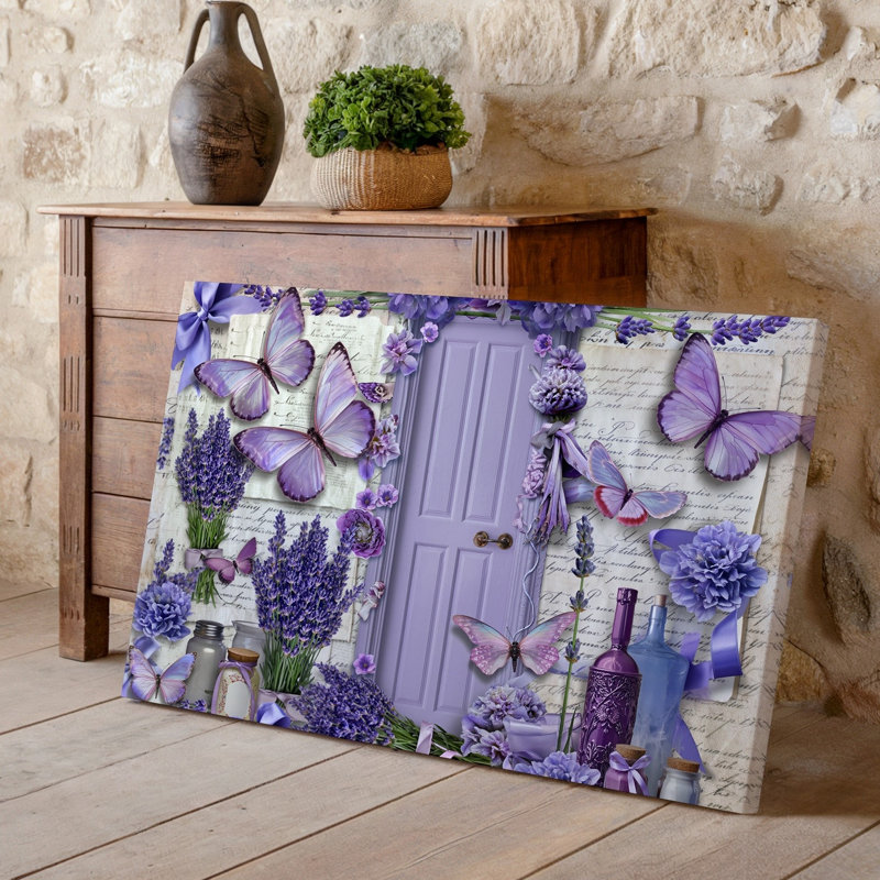 La toile crée un collage fantaisiste mettant en vedette une variété de teintes de lavande et des éléments floraux avec des textures douces et des impressions sur toile superposées
