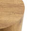 La table cylindrique avec sa conception à motif peut être facilement intégrée