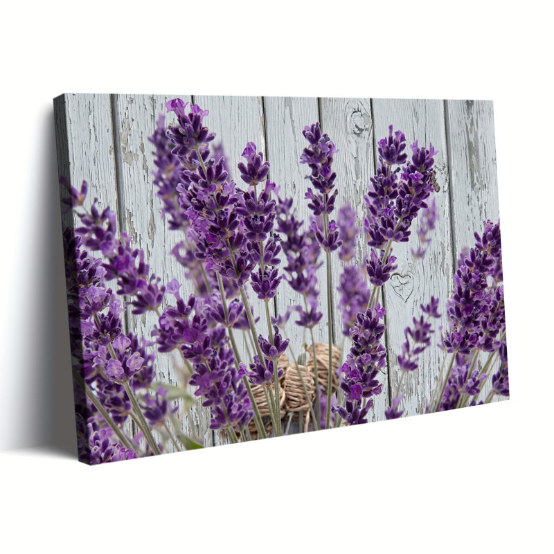 Lavande mauve sur fond de bois blanc patiné, toile tendue, prête à être accrochée, 28x40in