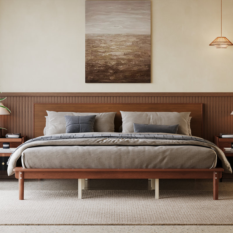 Lit plateforme King style Mid-Century Modern, cadre en bois bas avec tête de lit inclinée, lattes robustes, sans sommier, noyer