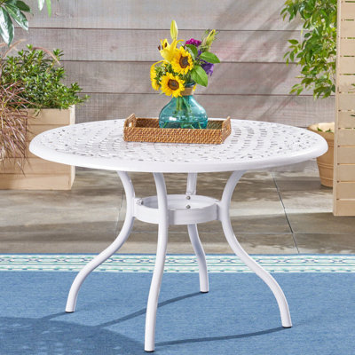 Table de salle à manger ronde de 48 pouces en aluminium, avec finition bronze martelé, plateau de table, trou de parasol et pieds courbés, abat-jour blanc, 40,83 lb pour les réceptions de patio en aluminium