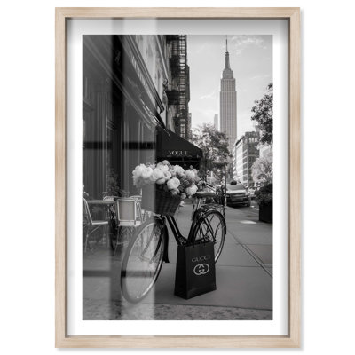 Décoration murale mode vélo et fleurs dans NYC Shadowbox par Notoriart, cadre en chêne naturel, H 37 po x l 25 po