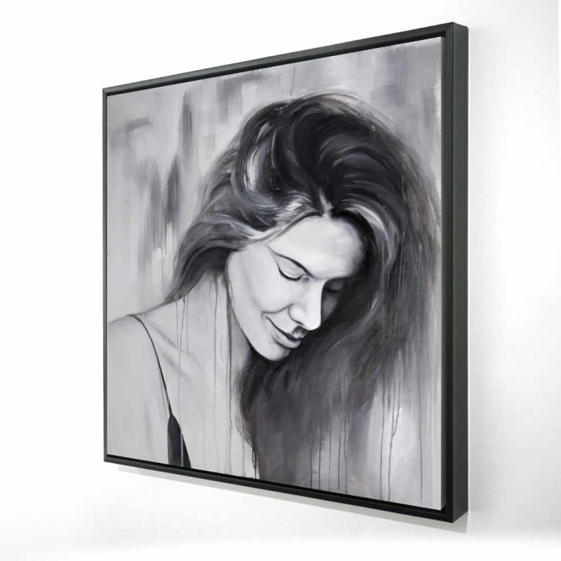 Portrait de femme souriante - décor de chambre à coucher blanc encadré