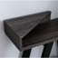 Console moderne bicolore noir et gris, 2 tablettes, pieds en forme de A, grand plateau, rangement supplémentaire, charge maximale de 4,5 kg par étagère, panneaux de particules gris, espace d'exposition.