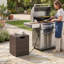 Table d'appoint avec couvercle de réservoir en propane robuste en rotin tissé à la main avec cadre de support stable et plateau plat lisse pour barbecue dans la cour arrière-126109444