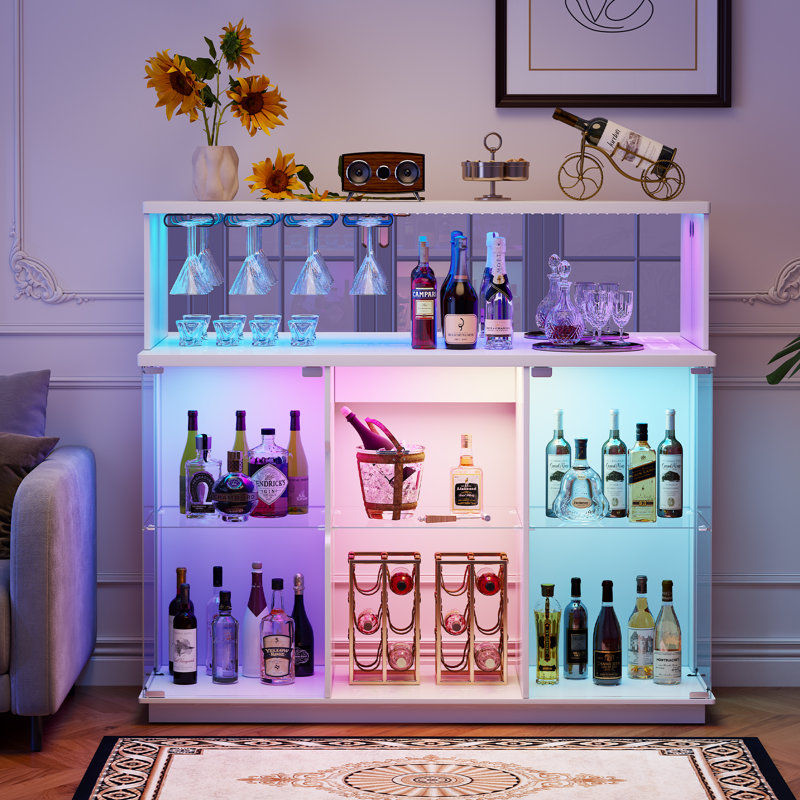 Armoire bar 47 po avec lumières RVB, station de charge et supports à vin amovibles (sans réfrigérateur), Blanc