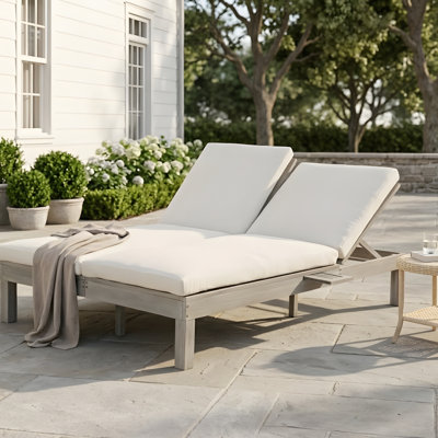 Le double fauteuil inclinable à 5 positions à dossier réglable, la chaise longue d'extérieur avec coussin et le plateau latéral pliable peuvent accueillir deux personnes.