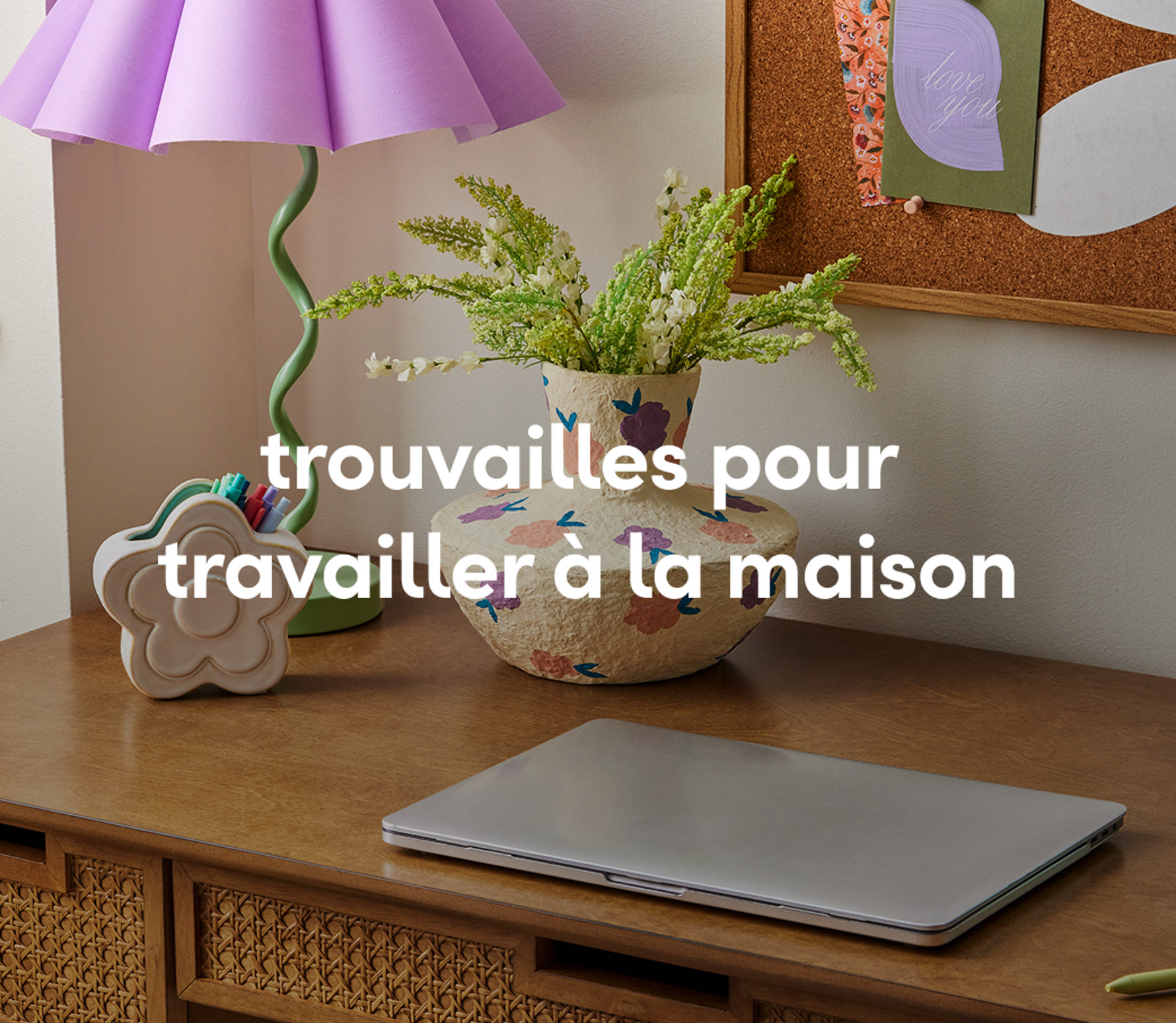 Un bureau à domicile moderne avec un bureau, une lampe et une plante en pot près d'une fenêtre.