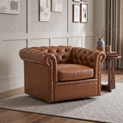 Fauteuil club pivotant Chesterfield en similicuir avec capitonnage à boutons, garniture cloutée, accoudoirs galbés et pivot métallique à 360°